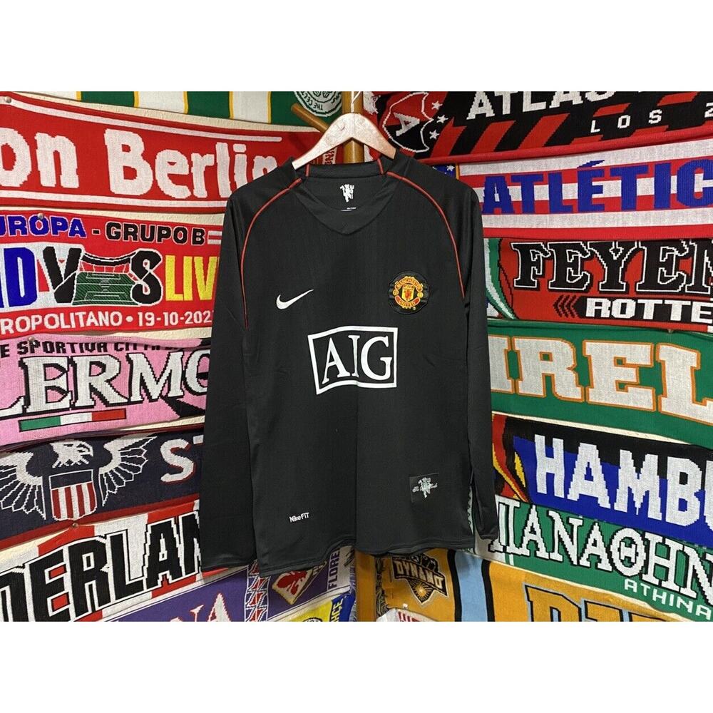 Manchester United | Men’s Large Retro Long-Sleeve Jersey - Picture 6 of 7